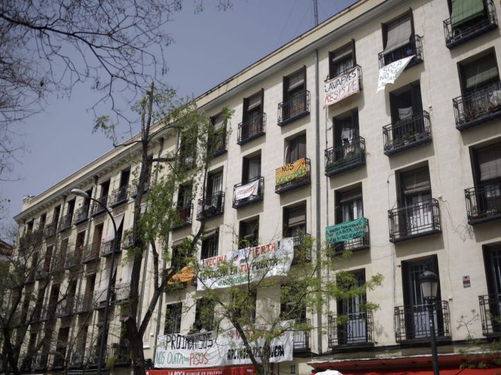 Carteles colgados en Argumosa, 11.