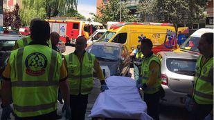 Los efectivos del SAMUR han trasladado a la mujer en estado grave al Hospital La Paz.