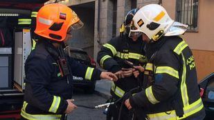 Desalojado un edificio por un incendio en una antigua carbonera