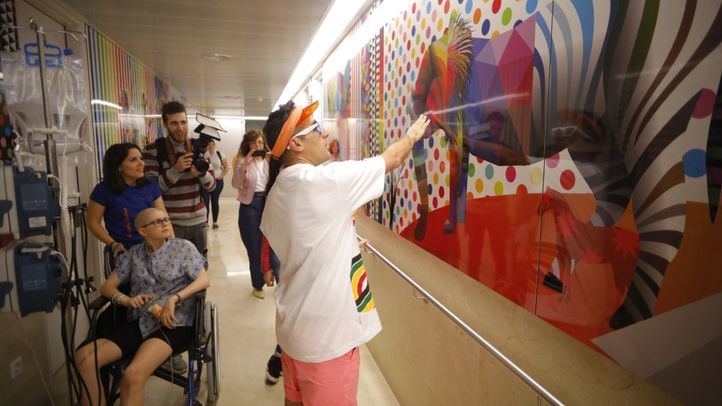 La Fundación Aladina y Formica Group han colaborado con Okuda San Miguel para decorar los pasillos de la unidad de Oncohepatoligía del hospital Gregorio Marañón con obras del artista.