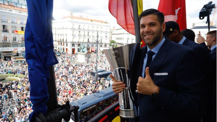 El acto, presidido por el presidente de la Comunidad de Madrid, Ángel Garrido, han intervenido el presidente del Real Madrid, Florentino Pérez, y el capitán del equipo, Felipe Reyes.