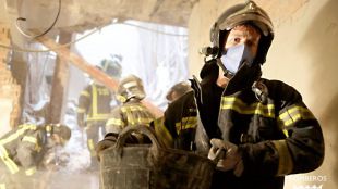 Los bomberos siguen desescombrando a mano para intentar llegar a las obreros desaparecidos tras el derrumbe