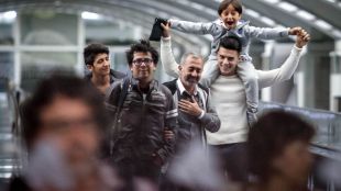 Luz en un proceso de acogida sombrío: llegan los primeros refugiados