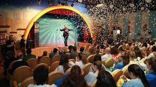 Magos que cambian batas blancas por chisteras y tristeza por sonrisas