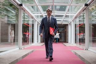 Ruiz-Huerta recibe con un "machista" a Garrido en su primer Pleno como presidente