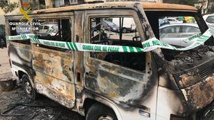 Uno de los vehículos incendiados en Villalba.