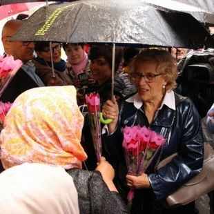Carmena, increpada por una decena de personas en Lavapiés