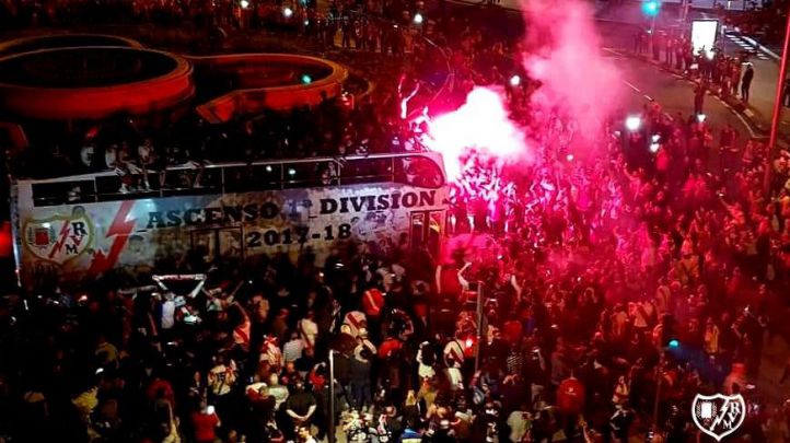 Los aficionados del Rayo celebran con los jugadores su ascenso a Primera.