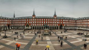'Bombardeo' literario en la Plaza Mayor: lloverán poemas