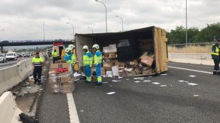 Herido grave tras volcar su camión de reparto en la A-3