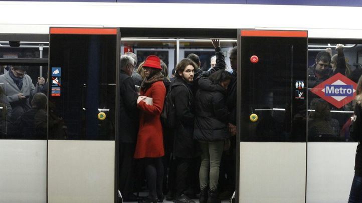 Usuarios de Metro de Madrid en la estación de Príncipe Pío durante el primer paro convocado por el sindicato de maquinistas