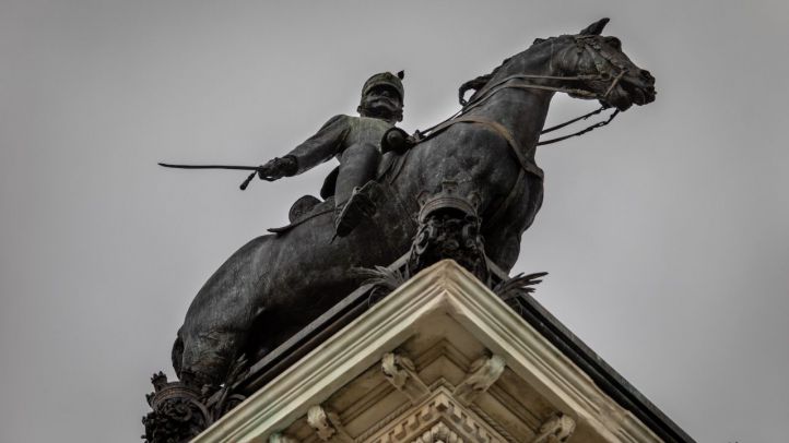 Queda levantado el monumento al Rey 'pacificador' Alfonso XII