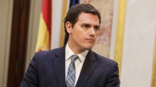 Rivera se erige como "buque de contención"; Iglesias pide el Gobierno conjunto