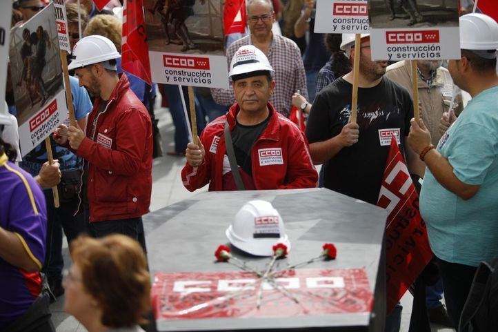 Los sindicatos UGT y CCOO, con sus secretarios generales de Madrid, Luis Miguel López Reillo y Jaime Cedrún, se han manisfestado en la Puerta del Sol para protestar contra la siniestralidad laboral.