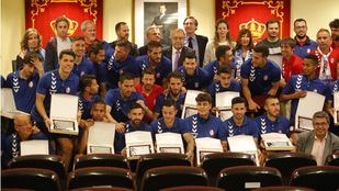 El alcalde de Majadahonda, Narciso de Foxá, junto al viceconsejero de Cultura, Turismo y Deportes de la Comunidad de Madrid, Álvaro Ballarín, ha recibido al Rayo Majadahonda tras su ascenso a la Segunda División del fútbol español.
