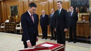 Sánchez sigue rompiendo moldes: promete como presidente sin Biblia ni crucifijo