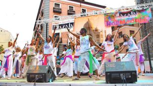 Más de 600 kilos de polvos de pétalos colorean a miles de madrileños