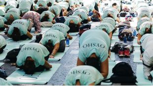 El Paseo del Prado acoge una masterclass de 'Active Yoga'