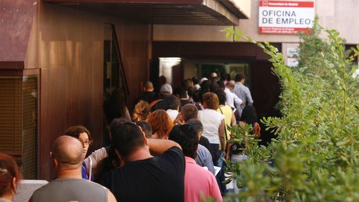 Desempleados a las puertas de una oficina del INEM