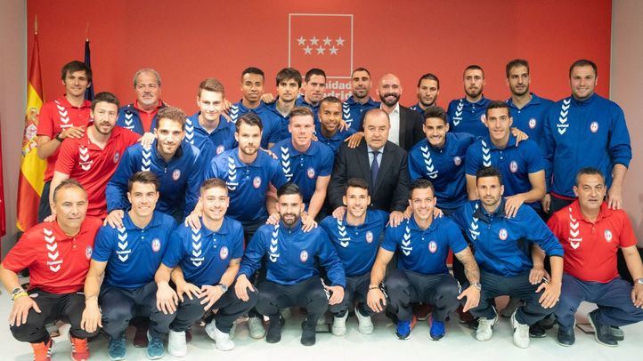 El consejero de Cultura,Turismo y Deportes de la Comunidad de Madrid, Jaime de los Santos, ha recibido a la plantilla,cuerpo técnico y presidente del C.D Rayo Majadahonda tras conseguir el ascenso a la Segunda División del fútbol español.