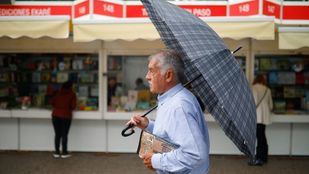 La lluvia agua las ventas en la Feria del Libro