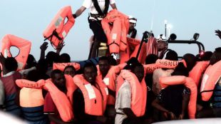 Carmena ofrece alojamiento para 20 familias del Aquarius