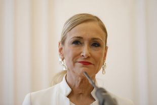 Cifuentes tuitea contra la "hipocresía" del ministro