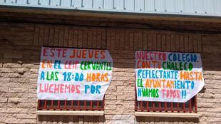 Pancartas en el CEIP Miguel de Cervantes de Leganés en las que se pide la reforma del centro