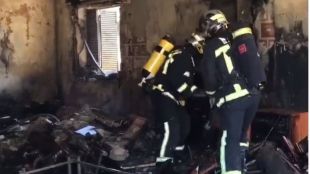 Un herido tras arder un chalé