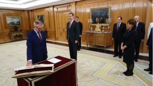 Sin Biblia y sin 'ministras': Guirao toma posesión como ministro de Cultura