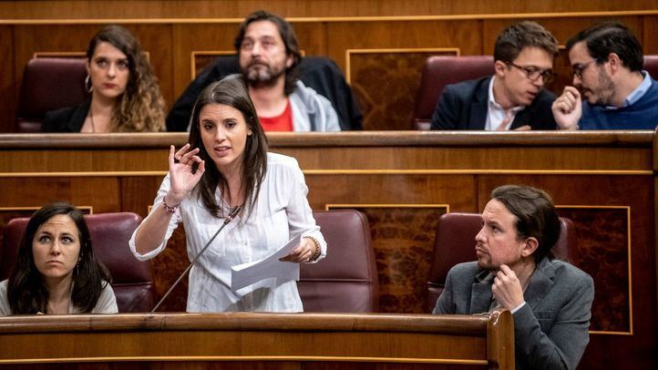 Pablo Iglesias mira a Irene Montero en una reciente sesión de control al Gobierno en el Congreso