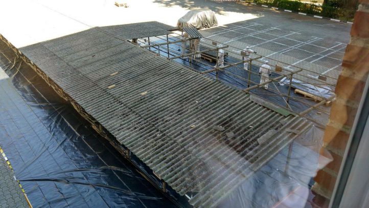 Operarios de Metro de Madrid desmontando el techo de su sede en la calle Cavanilles