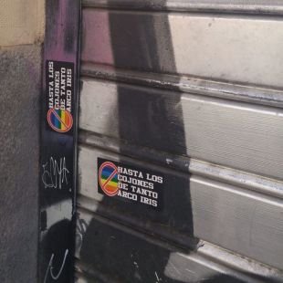 Las pegatinas homófobas se extienden a Plaza de España y Vallecas