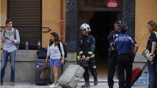 Los vecinos confinados en el edificio de Chamberí salen de sus casas