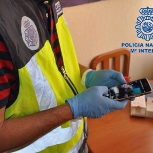 Un hombre, detenido por grabar a mujeres en probadores de varias tiendas