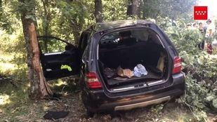 Cuatro heridos al chocar un monovolumen contra un árbol