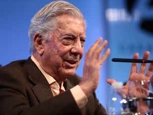 Vargas Llosa, hospitalizado tras sufrir una caída