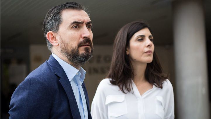 Ignacio Escolar y Raquel Ejerique, en los juzgados de Plaza Castilla en el acto de reconciliación tras destapar el Caso del Máster de Cifuentes.