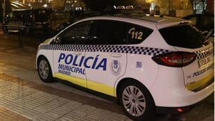 Agentes atienden al joven acuchillado en Legazpi.