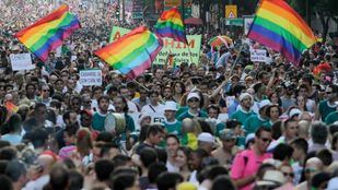 Novedades del Orgullo: sin escenario en Alcalá, Neptuno iluminado y un vestido con banderas de países antiLGTBI