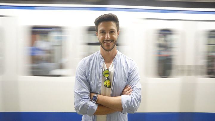 j.Santatecla, en poeta del Metro, posa con su libro 'Niño Mudo'