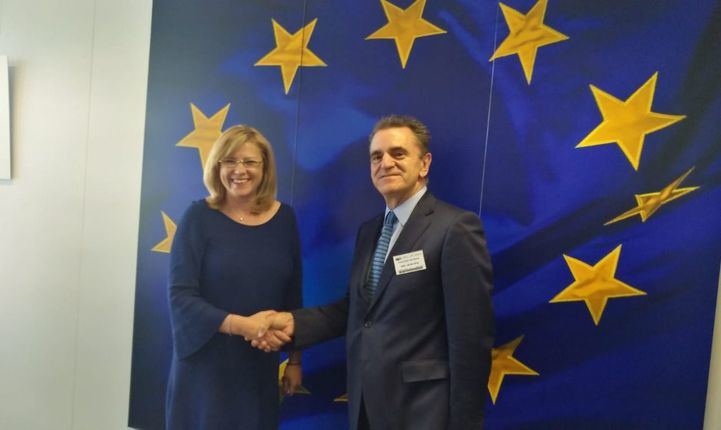 José Manuel Franco con la comisaria europea Corina Cretu.