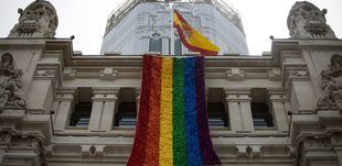 Madrid ya luce arcoíris en sus edificios oficiales