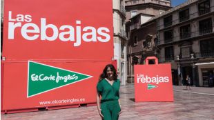 El Corte Inglés adelanta #LasRebajas y lleva a la calle su mítica bolsa, de 9 metros de altura