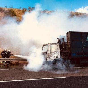 Arde un camión en mitad de la M-50