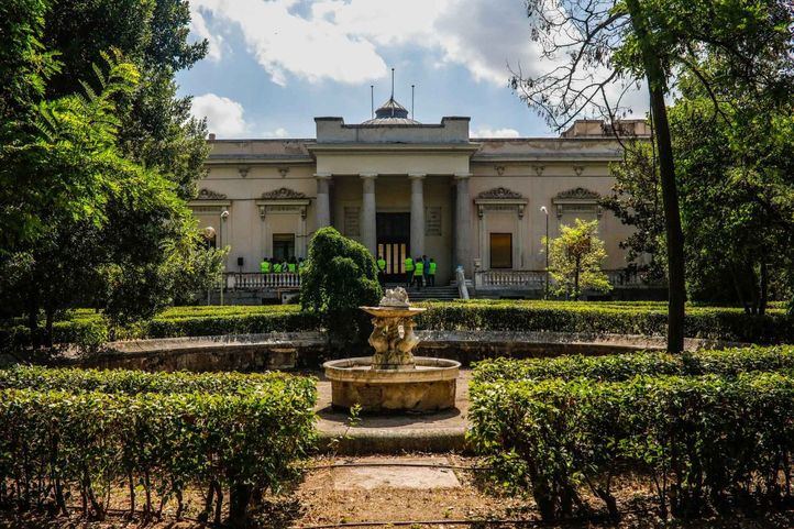 Fachada del Palacio Nuevo y una de las tres fuentes del conjunto histórico.
