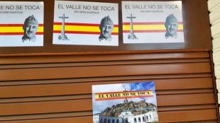 Ataque franquista en forma de pegatina
