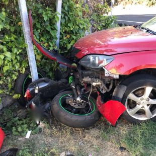 Un motorista, herido grave tras chocar contra un coche