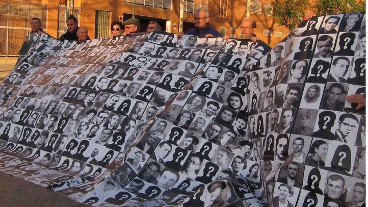 En España, la pena de muerte está prohibida pero la Constitución permite recuperarla en tiempos de guerra. En la imagen, una protesta de familiares de desaparecidos.