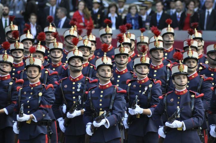 El Defensor ve 'discriminatorio' excluir a mujeres con tatuajes visibles con el uniforme en los procesos selectivos.